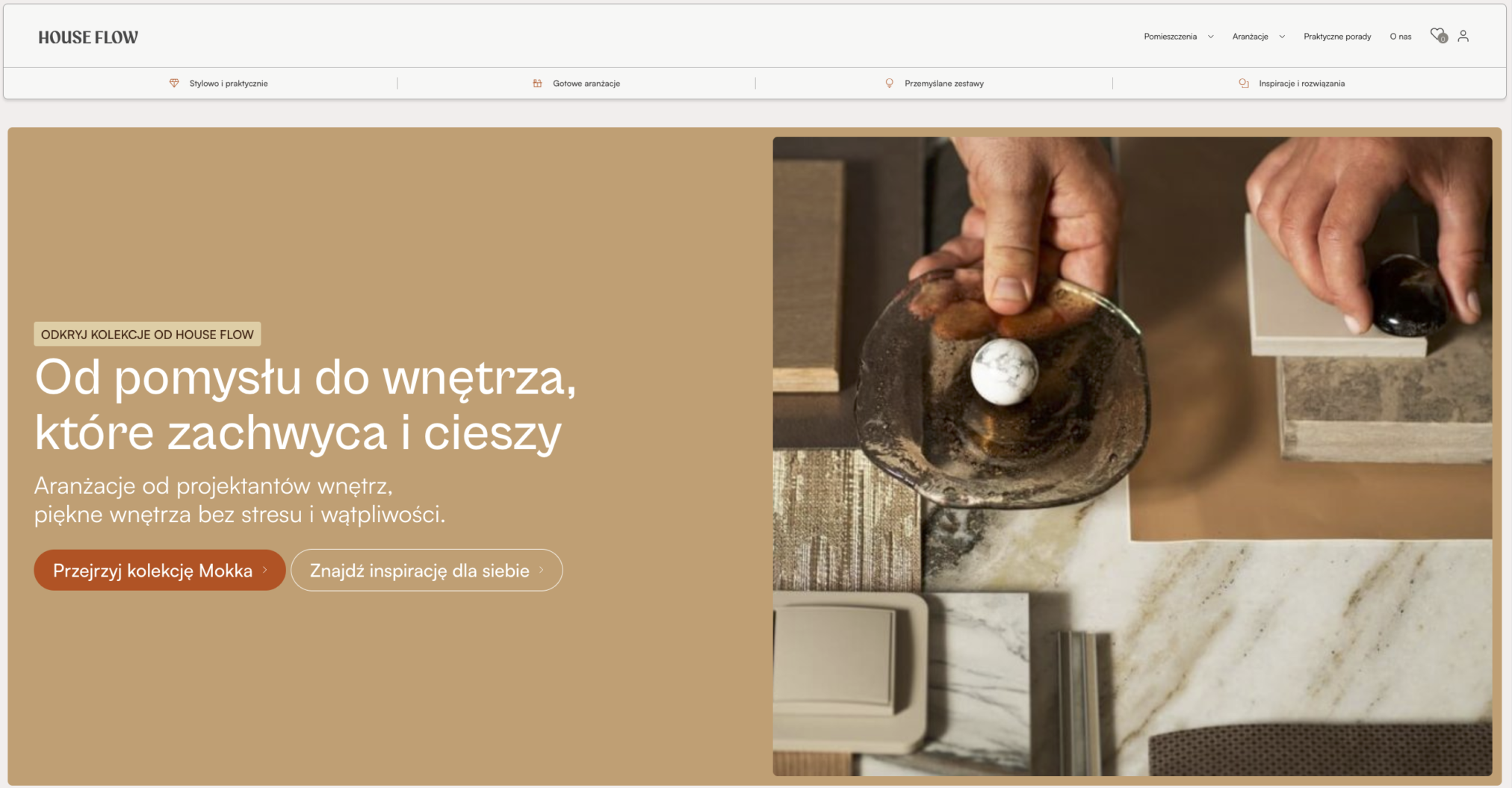 Strona internetowa House Flow z głównym zdjęciem pokazującym dłonie trzymające kamienną miskę nad marmurowym blatem kuchennym. Po lewej stronie znajduje się tekst reklamowy "Od pomysłu do wnętrza, które zachwyca i cieszy" oraz przyciski nawigacyjne.