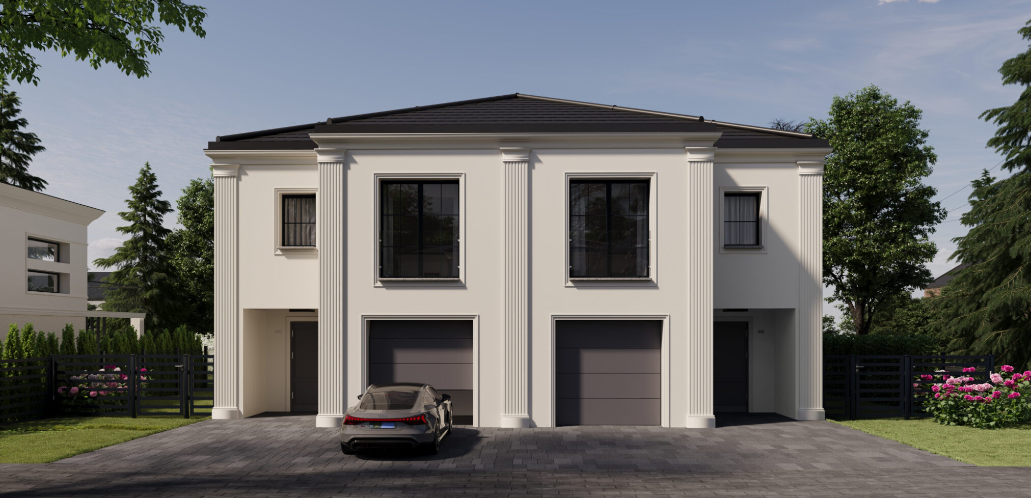 Dwupiętrowy dom w stylu klasycznym z beżową elewadą, ozdobionymi białymi kolumnami i dwoma garażami na parterze. Przed budynkiem stoi srebrny samochód, a wokół widać zieleń i kwiaty w ogrodzie.