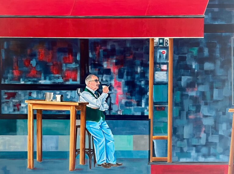 Starszy mężczyzna w jasnej koszuli i niebieskich spodniach siedzi przy stoliku w kawiarni, trzymając filiżankę przy ustach. Scena rozgrywa się w lokalu z czerwonym daszkiem i dużymi oknami, malowana w stylistyce z rozmytym, mozaikowym tłem w odcieniach niebieskiego i czerwonego.
